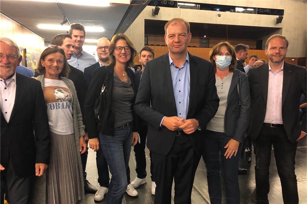 Wahl: Lünen bleibt rot, AfD stärker im Süden, Grüne punkten im Norden Schon früh am Wahlabend zeichnete sich klar ab: Für Arnd Hilwig (M.) von der CDU ist im Wahlkreis Hamm-Unna II nichts zu holen. Der Direktkandidat der Union gab sich als fairer Verlierer und gratulierte Michael Thews noch vor 21 Uhr zum Sieg.