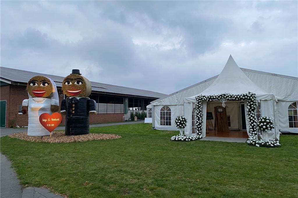 Löchte, Notnachbar, Schlepper-Konvoi: Venne-Buurn feiern echte Bauernhochzeit Schon früh kündigen die Strohpuppen das große Fest an.