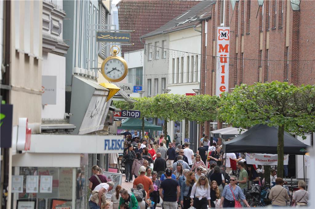 Schon früh strömten die Menschen in die City.