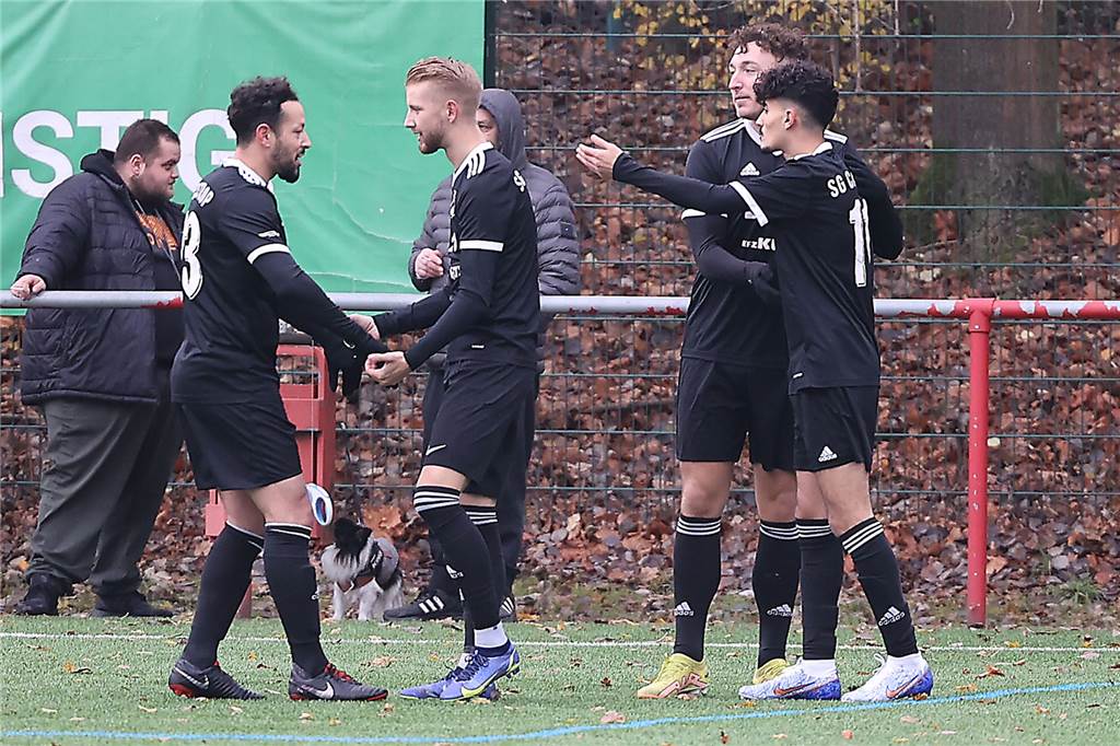 Im Derby: FC Castrop-Rauxel hatte viel Ballbesitz - Punkte nimmt aber die SG Castrop mit Schon früh traf Roy Breilmann (2.v.l.) zum 1:0 für die SG Castrop.