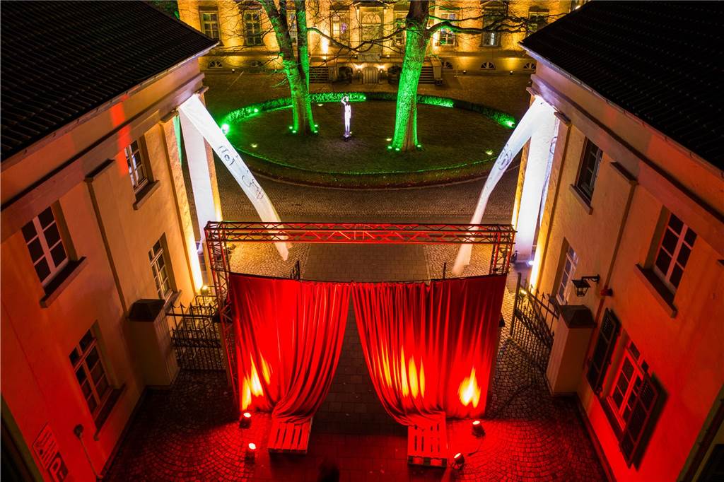 Jörg Rost lädt zu neuer „Runde durchs Licht“ ins Haus Villigst ein Bei der „Runde durchs Licht“ im Dezember 2020 hatte Lichtkünstler Jörg Rost das Tagungszentrum Haus Villigst imposant ins Licht gesetzt.