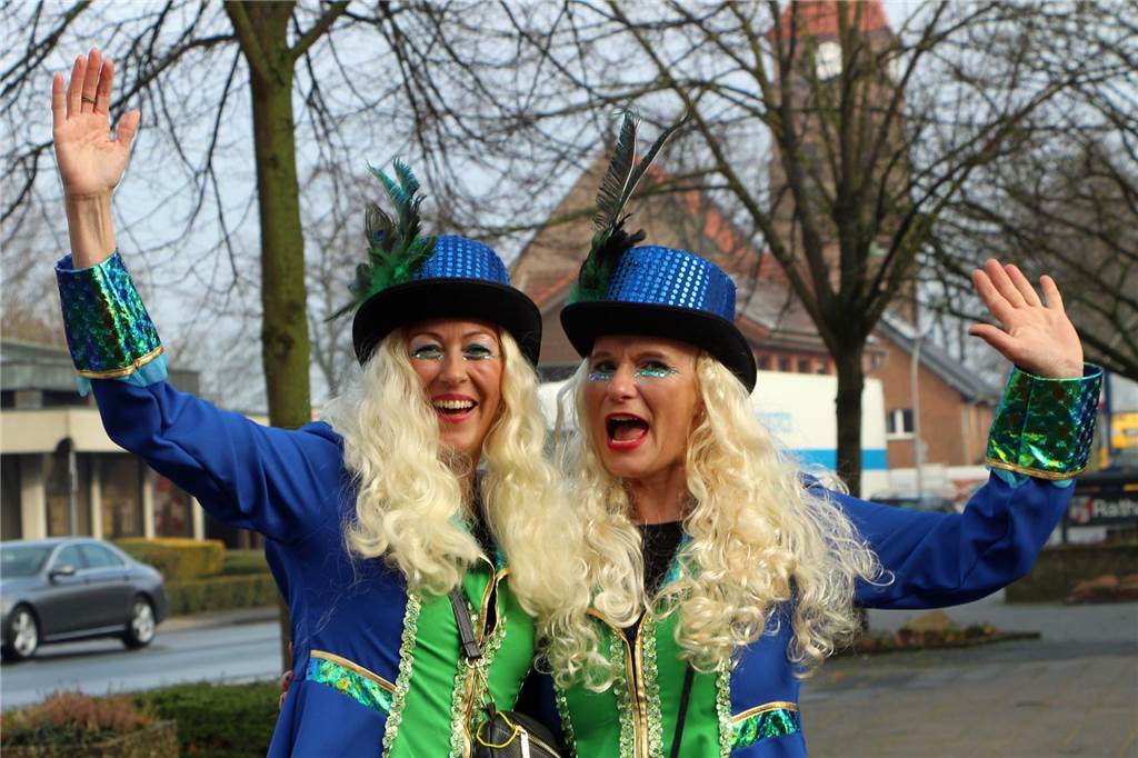 Schon gegen 14.30 Uhr hatten sich die ersten Karnevalisten am Rathaus eingefunden. Kein Wunder, liegt in direkter Nachbarschaft bekanntlich die Volksbank. Und vor dem Sturm aufs Rathaus gibt es traditionell jenen auf die Banken.