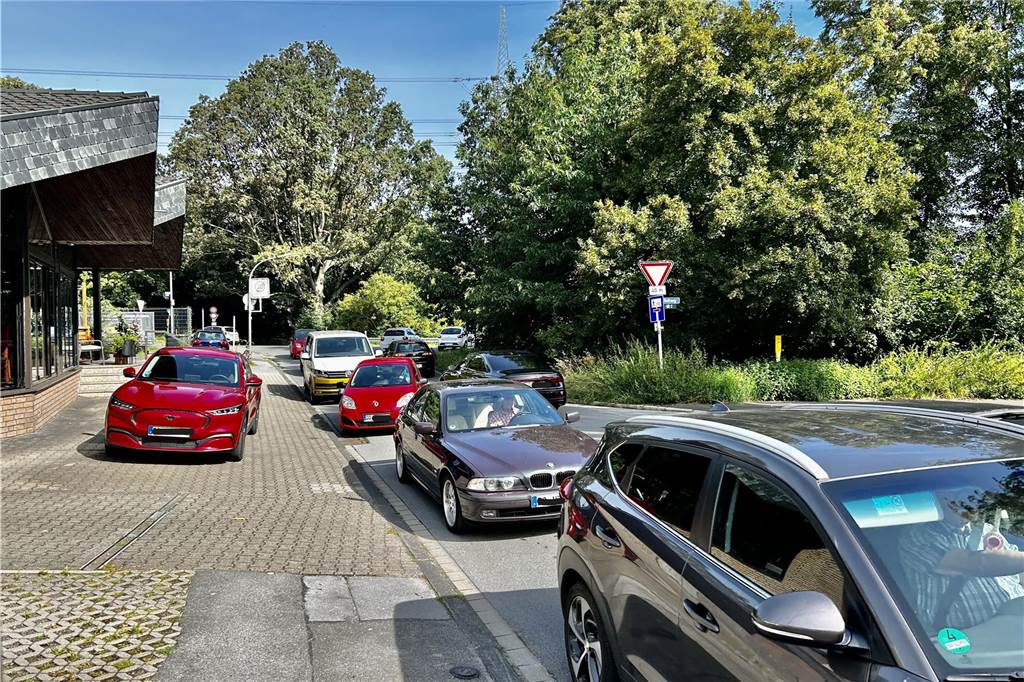 Hagener Straße: Ist das Verkehrs-Chaos ein Vorgeschmack für BVB-Heimspiele? Galoppstraße in Dortmund-Kirchhörde