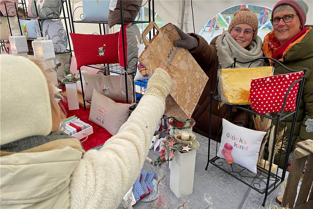 Adventsmarkt in Langern: Nikolaus verteilt so viele Tüten wie noch nie Schon gut verkauft haben ihre schönen Dekosachen am Nachmittag Natascha Wegener-Stachowitz (r.) und Tochter Katharina Stachowitz.