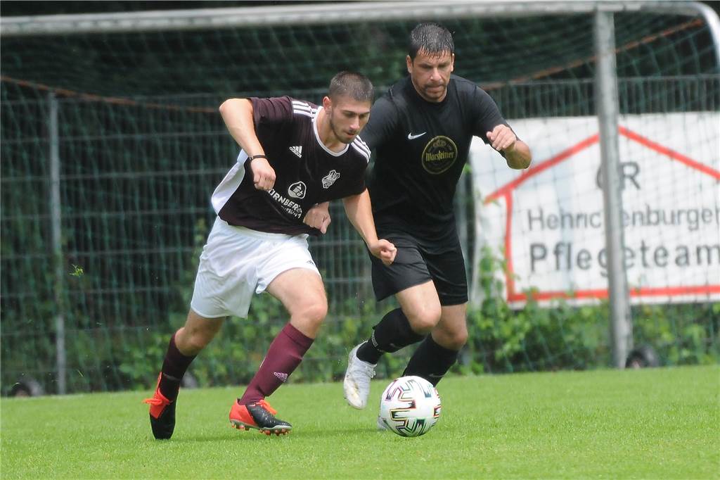 Fußballer fährt jede Woche 100 Kilometer von Ahaus zum Training beim TuS Henrichenburg Schon im Juli 2021 lieferten sich Mail Lilienthal (r.) und sein TuS Henrichenburg III ein Duell mit Henrichenburg II. Damals noch in einem Freundschaftsspiel.