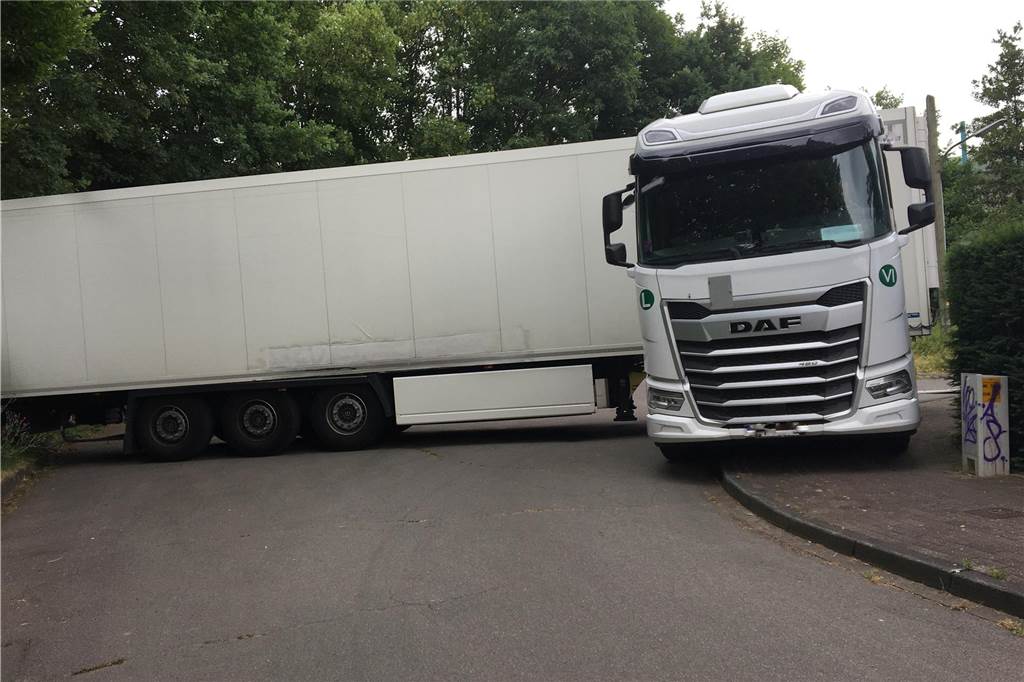 Schon im Juni 2023 fuhr sich ein Lkw-Fahrer im engen Wendehammer der Borghagener Straße fest.