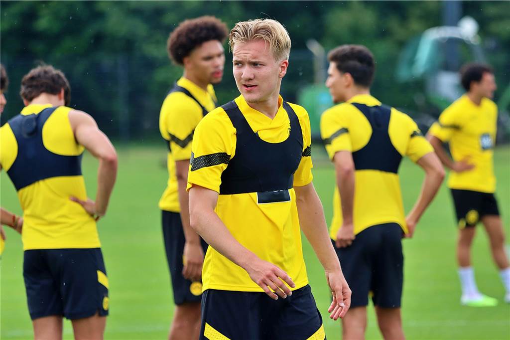 BVB-U23 reist ins Trainingslager nach Belek: Wichtiger Spieler fehlt, fünf Junioren dabei Julian Rijkhoff schaut zur Seite.