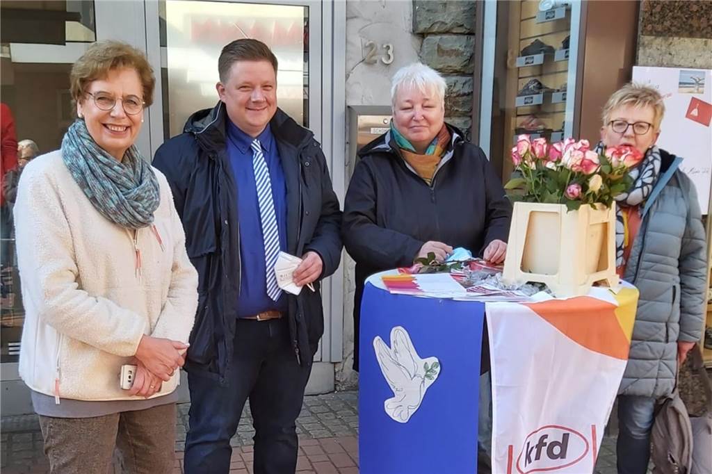 Frauen verdienen schlechter als Männer: KFD fordert Rechte ein Schon im vergangenen Jahr waren die KFD-Frauen und die Gleichstellungsbeauftragte am Equal Pay Day mit einem Infostand vertreten. Bürgermeister Andreas Stegemann hatte Elisabeth Eßling, Martina Frey (Gleichstellungsstelle) und Anne Lackner besucht.