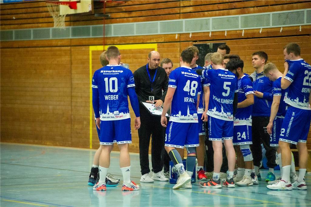 Daniel Schnellhardt wird nach desaströser HSC-Niederlage deutlich Schon in der 11. Minute unterbrach HSC-Trainer Daniel Schnellhardt die Partie, um eine Auszeit zu nehmen. Bis dahin hatte sein Team gerade mal zwei Tore gegen den VfL Mennighüffen erzielt.