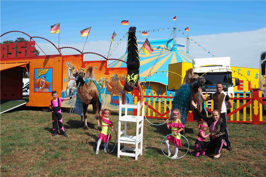 Familiencircus Casselli kommt mit Artisten und Laufenten nach Lünen Schon in der 7. Generation tritt der Familienzirkus nun schon in ganz Deutschland auf (hier in Olfen vor der Corona-Pandemie). Jetzt gastiert der Zirkus in Brambauer.