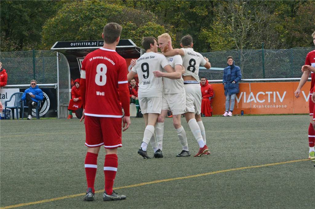 TuS Haltern macht es gegen Emsdetten unnötig spannend Schon in der vierten Minute konnten die Halterner erstmals jubeln, weil Patrick Brinkert (M.) viel zu frei gelassen wurde. Der Rechtsverteidiger köpfte wuchtig zum 1:0 für den TuS ein.