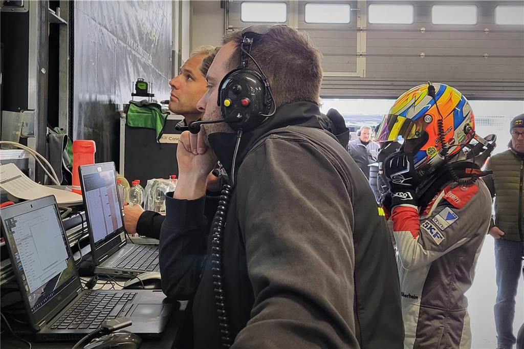 Moritz Oberheim bleibt vom Pech verfolgt: Team kommt am Nürburgring wieder nicht ins Ziel Moritz Oberheim und Team am Bildschirm in der Box