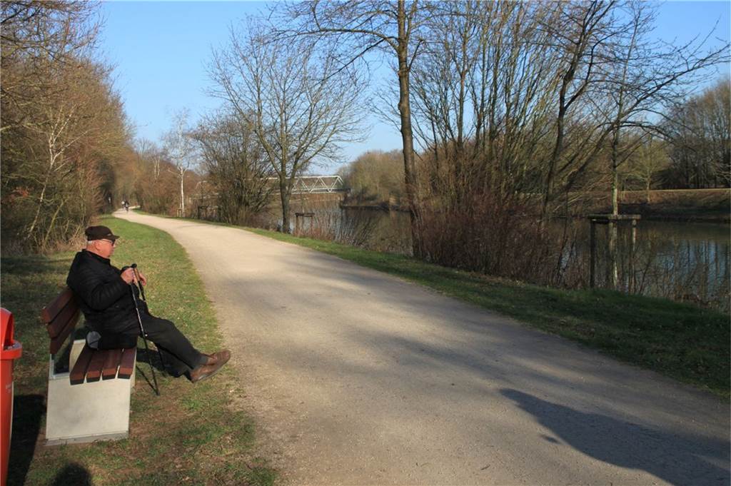 Spaziergänger glücklich: Sechs neue Bänke am Kanal installiert Schon jetzt im Winter werden die Bänke bereits gut genutzt.