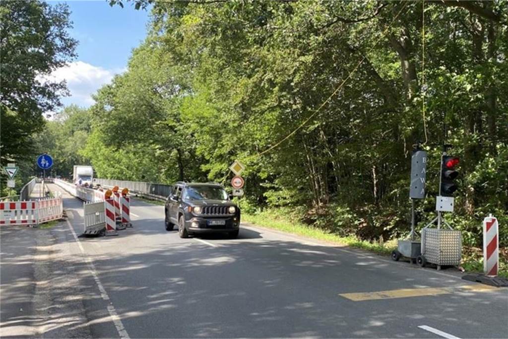 Millionen Euro teure Übergangslösung für marode Lippebrücke in Dorsten Schon jetzt kann die Lippebrücke nur einspurig befahren werden.