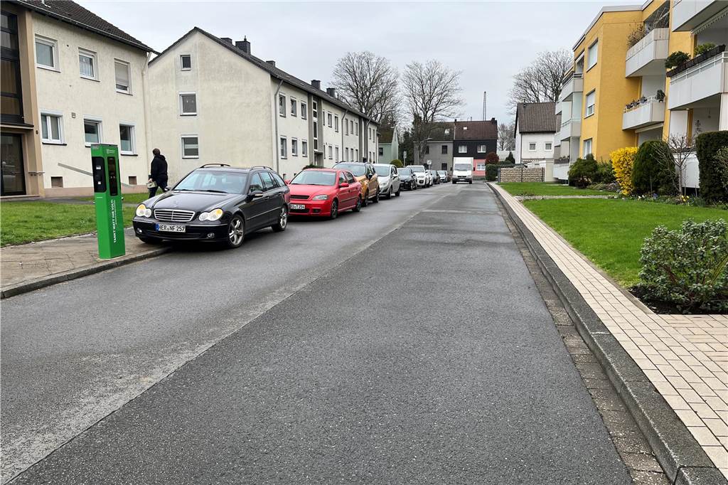 Uwe Kruska (65) ist gegen die E-Ladesäule vor seiner Haustür Die Kunostraße in Castrop-Rauxel.