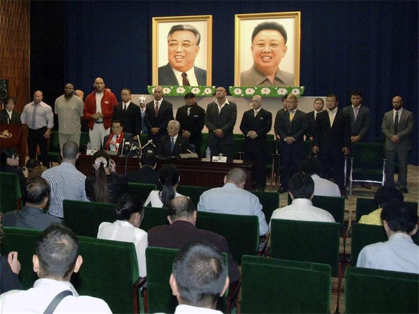Kim Jong Un bleibt auch an wichtigem Feiertag verschwunden Schon Kims Großvater und Vater, die früheren Staatschefs Kim Il Sung (l.) und Kim Jong Il, sollen unter Gicht gelitten haben. Foto: KCNA/Archiv