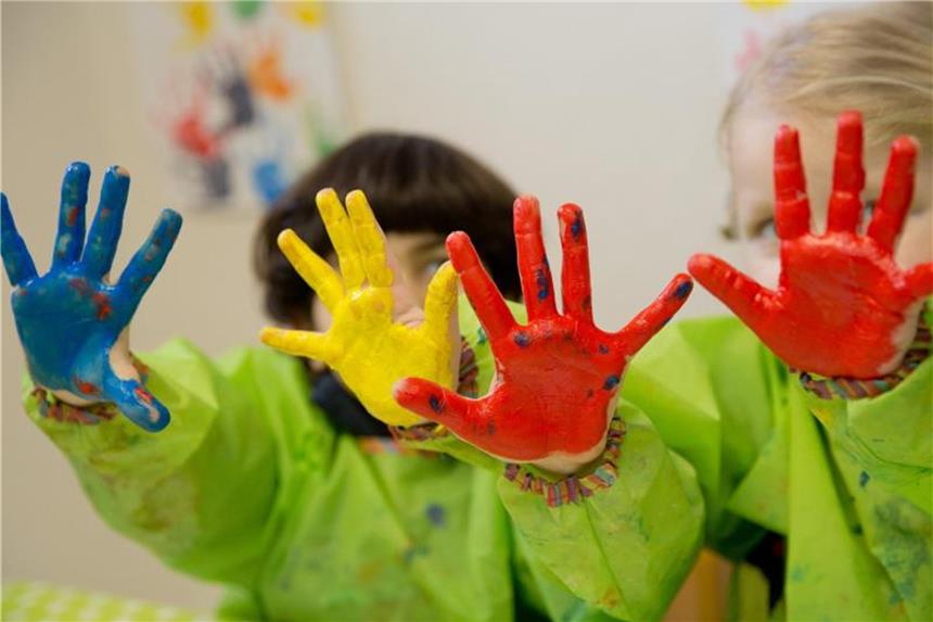 Mit Kindern über kulturelle Unterschiede sprechen Schon kleinen Kindern fällt auf, dass es Menschen unterschiedlicher Hautfarbe und Herkunft gibt. Foto: Daniel Karmann/dpa
