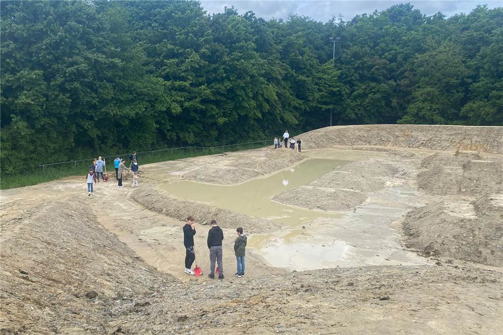 Viel Stolz und viel Arbeit am Bikepark: Politik und Jugendliche feiern „zweiten Spatenstich“ Schon kurz nach dem offiziellen Spatenstich machten sich die Kinder und Jugendlichen ans Werk.