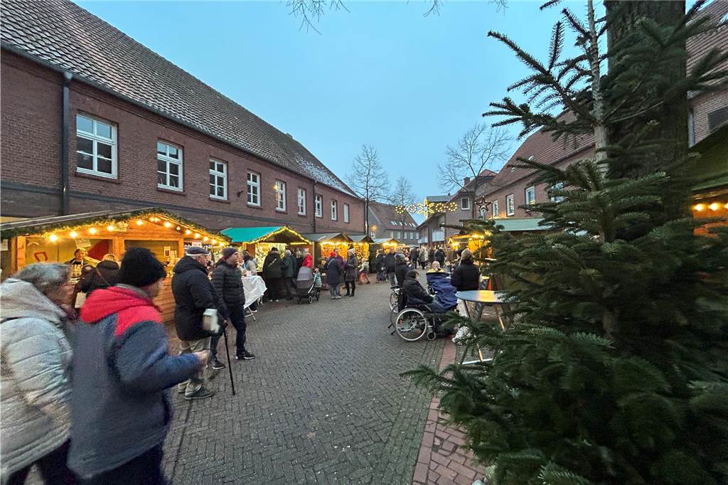Schon kurz nach der Eröffnung strömten viele Menschen auch von außerhalb auf den Adventsmarkt in Alstätte.
