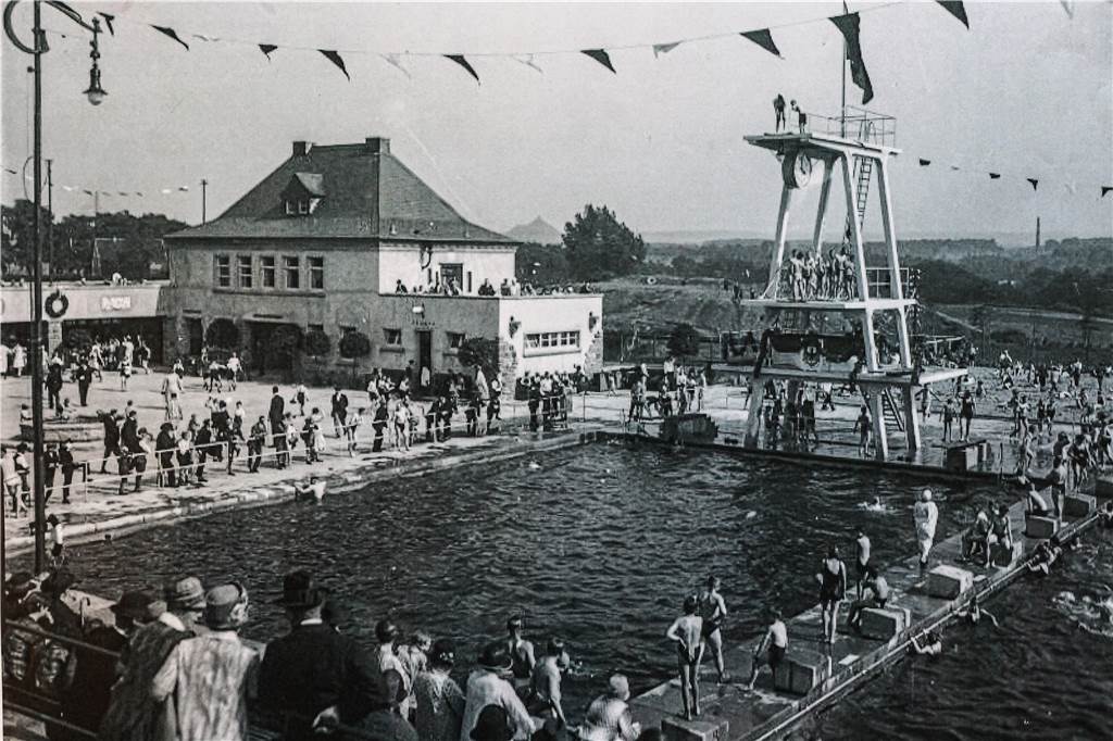 Nach 19 Jahren Sperrung: Sprungturm im Freibad Volkspark soll in Betrieb gehen Schon kurz nach Eröffnung des Freibades Volkspark 1927 ist der Sprungturm schnell zur Attraktion geworden.