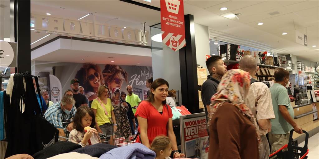 Re-live: Blitzstart von Woolworth überrascht sogar die stellvertretende Bürgermeisterin Schon kurz vor 9 Uhr wurde am Donnerstag (4. August) die Woolworth-Filiale in den Mercaden in Dorsten eröffnet. Sofort strömten die Kunden hinein.