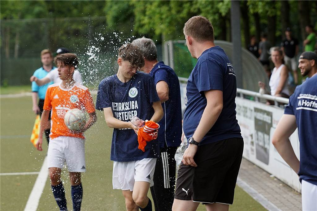 Holzwickedes U17 legt einen Durchmarsch hin und feiert den Bezirksliga-Aufstieg Schon kurz vor dem Abpfiff gab es die ersten Wasserfontänen beim HSC.