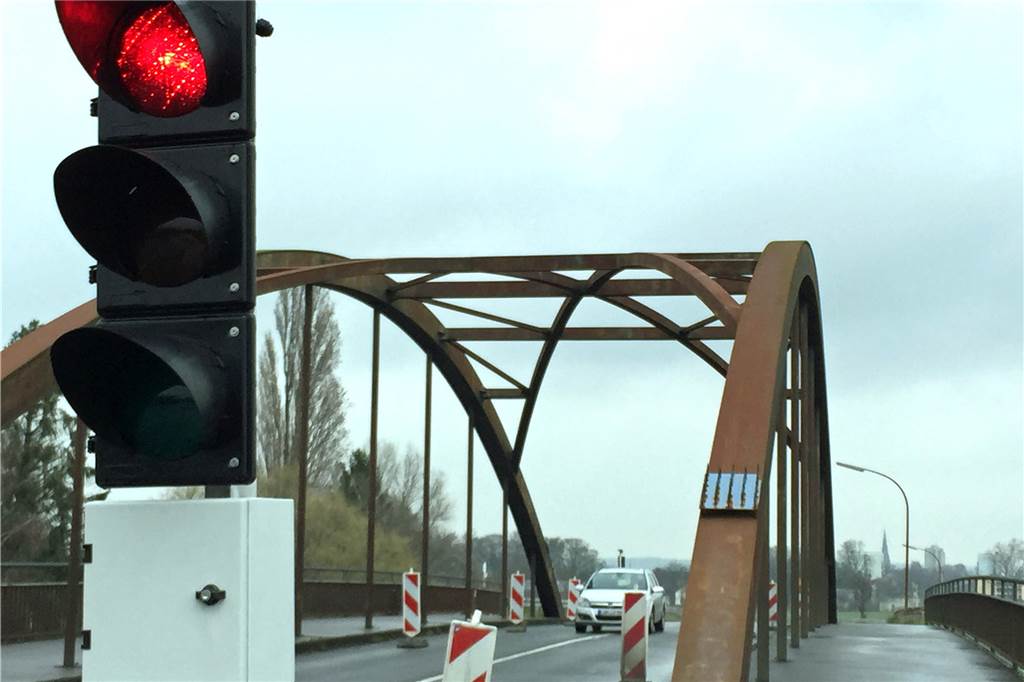Zeitplan für den Bau der neuen Brücke Gahmener Straße steht: Kurzzeitige Vollsperrungen Schon länger ist die Brücke nur noch einspurig befahrbar. Wenn die neue Brücke im Spätsommer 2021 fertig ist, wird es dann auch wieder zwei Spuren geben.