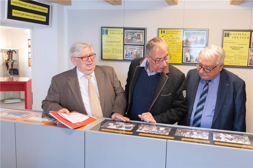 Große Fußstapfen: Ex-Bezirksbürgermeister Ludger Schnieder in neuem Amt Damals noch im alten Amt besuchteLudger Schnieder Peter Pawliczek bei einer Ausstellungseröffnung im Heimathaus.