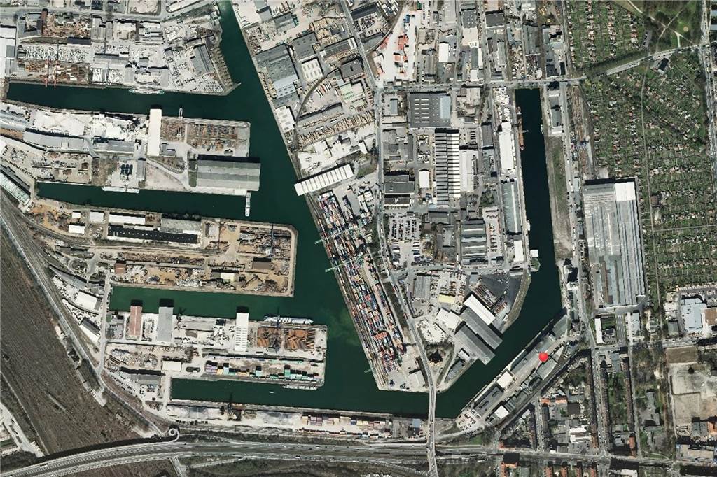 Schon lange kamen die Menschen nicht nur zum Arbeiten in den Hafen. Das Wasser zog sie auch in der Freizeit an. 2005 entstand dafür ein besonderer Ort: das von Oliver Buschmann geführte legendäre Solendo: ein Strand zwischen den beiden alten Rhenus-Speichern. Der Name Sol-en-do - also Sonne in Dortmund - stand für Urlaubsfeeling im Revier und für eine neue Partyszene in Dortmund. 2009 war mit dem Solendo - auch wegen anhaltender Meinungsverschiedenheiten unter den Partnern - Schluss. 