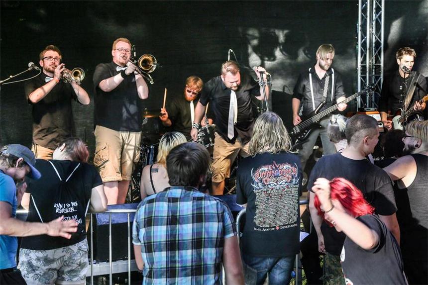 Das passiert bei "Bunt statt Braun" Schon letztes Jahr lockte das Punk-Rock-Konzert am Brauks viele Besucher an.