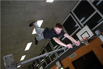 Schon mit 15 Jahren gilt Paul Rhouma als Nachwuchstalent im Parkour-Sport. Das liegt auch daran, dass er nicht aufgibt und hart trainiert.