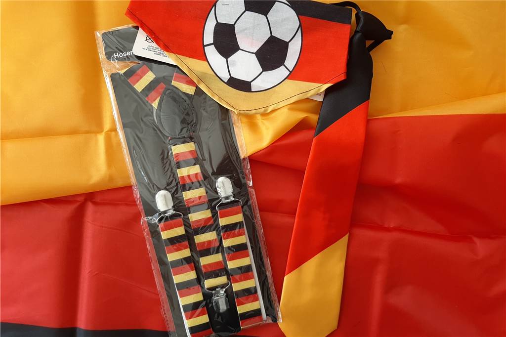 Schon mit einfachsten Accessoires kann ein Fan-Outfit entstehen, ohne dabei schon wieder auf die Hawaii-Kette in Deutschland-Farben zurückgreifen zu müssen.
