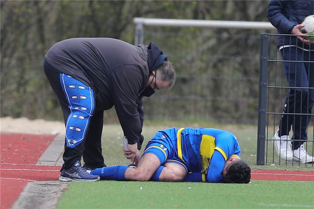 Diagnose steht fest: SV Herbern muss monatelang auf Ahmet Schett verzichten Schon Mitte der zweiten Halbzeit musste Ahmet Schett von Herberns Physio behandelt werden.