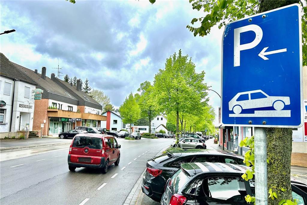 Verwaltung sagt „Nein“ zu Tempo-30-Forderung für die Hagener Straße Entlang der Hagener Straße in Dortmund-Kirchhörde gibt es zahlreiche Parkplätze.