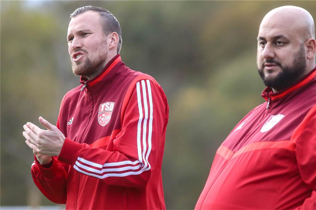 Schon parallel zu seiner eigenen aktiven Zeit sammelte Kevin Großkreutz Erfahrung als Trainer. Gemeinsam mit Partner Reza Hassani coachte er erst seinen Heimatverein VfL Kemminghausen und dann schließlich Türkspor Dortmund (Foto).