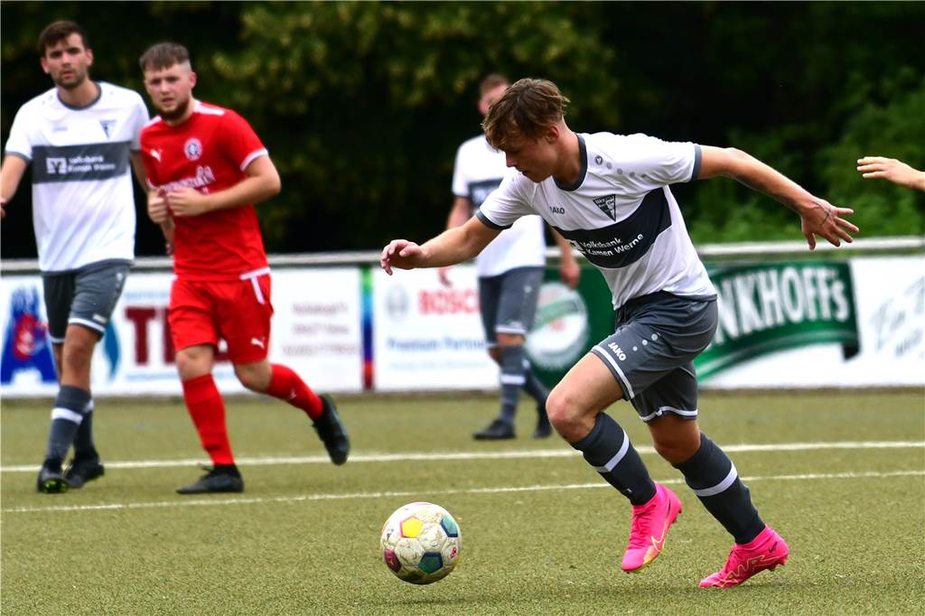 Top-Start für Wernes Maurice Modrzik mit kurioser Rückennummer Maurice Modrzik vom Werner SC dribbelt über das Feld.