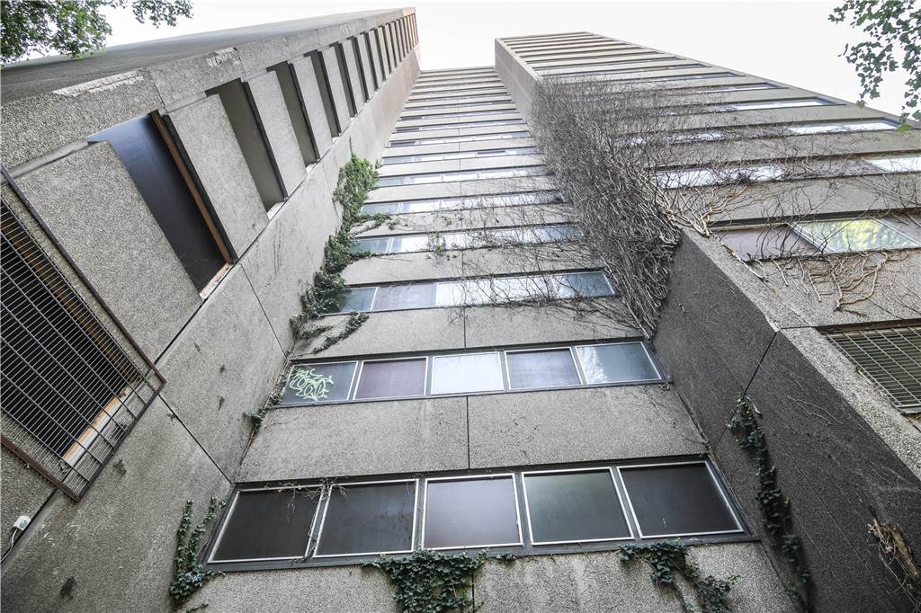 „Horrorhaus“ soll 2021 fallen - Abriss-Kosten steigen um das Dreifache Schon seit 2002 steht das Hochhaus an der Kielstraße leer. Das hat sichtbare Spuren hinterlassen.