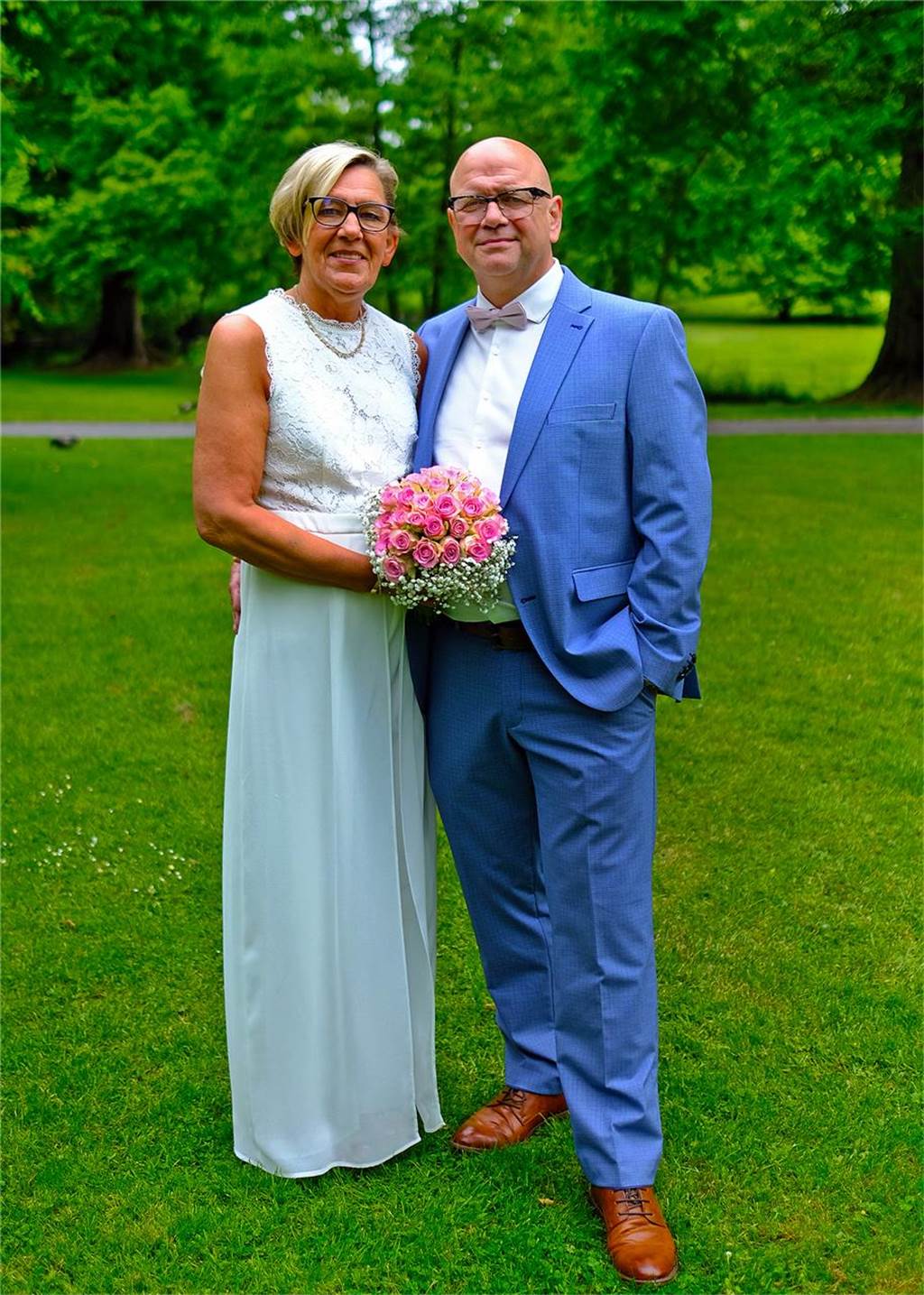 Die Brautpaare Ulrike Achtelik und Ralf Kiebert stehen nach ihrer Trauung im Park hinter dem Rathaus in Recklinghausen