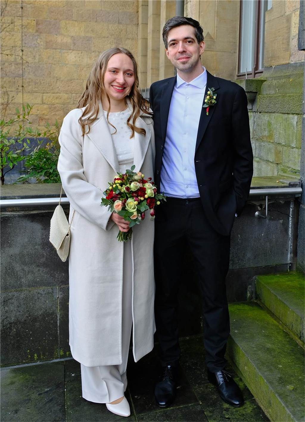 Das Brautpaar Lilia Martens und Alfred Paul steht vor dem Rathaus in Recklinghausen.