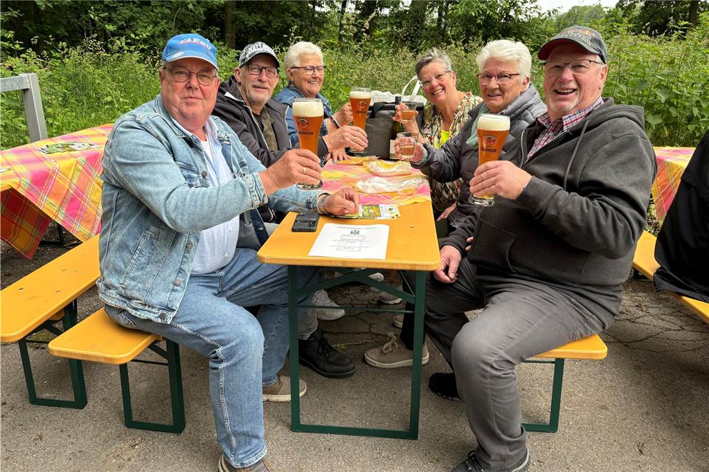Ein Spaß für große und kleine Radler: 16. Hüttentour in Südlohn und Oeding Männer und Frauen sitzen auf Bank und trinken etwas.
