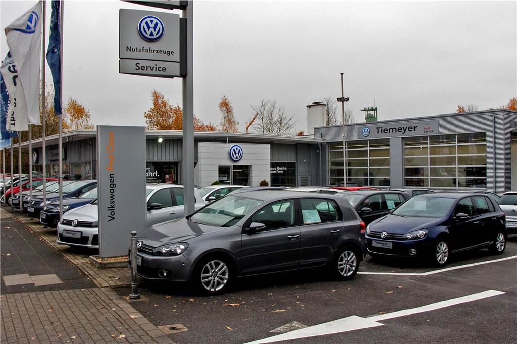 Schon seit vielen Jahren ist Volkswagen Tiemeyer an der Herner Straße vertreten, gleich gegenüber von Ford Köster. Hier gibt es auch Tankstellen und Werkstätten, Prüfdienste und Waschparks. Weiter geht die Auto-Meile von Castrop-Rauxel am Westring.