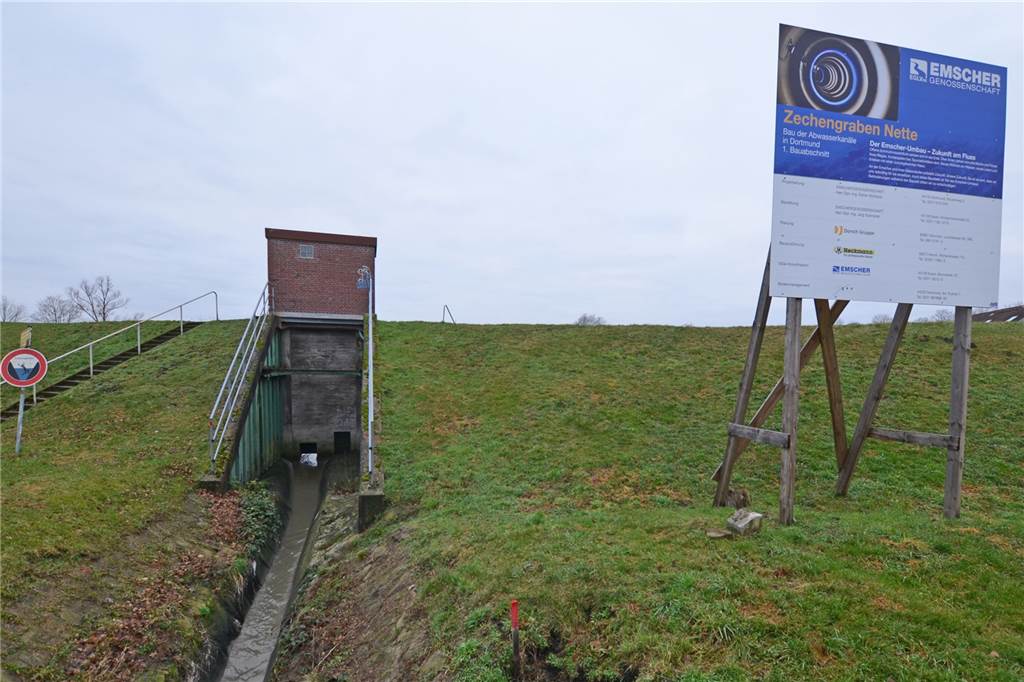 Bäume fallen in Nette: Emschergenossenschaft baut die letzten Kilometer Abwasserkanal Schon seit Wochen weist das Bauschild am Damm des Hochwasser-Rückhaltebeckens auf die Arbeiten am Abwasserkanal Zechengraben hin.