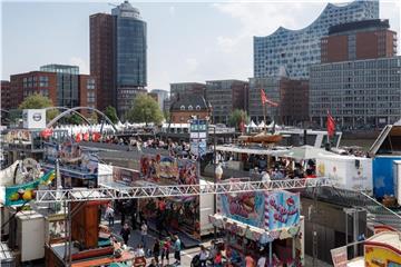 Schon Stunden vor der offiziellen Eröffnung des Hafengeburtstags flanieren Einheimische und Auswärtige auf den Straßen und Hochwasserschutzanlagen des Hafenrands in Hamburg. Foto: Markus Scholz