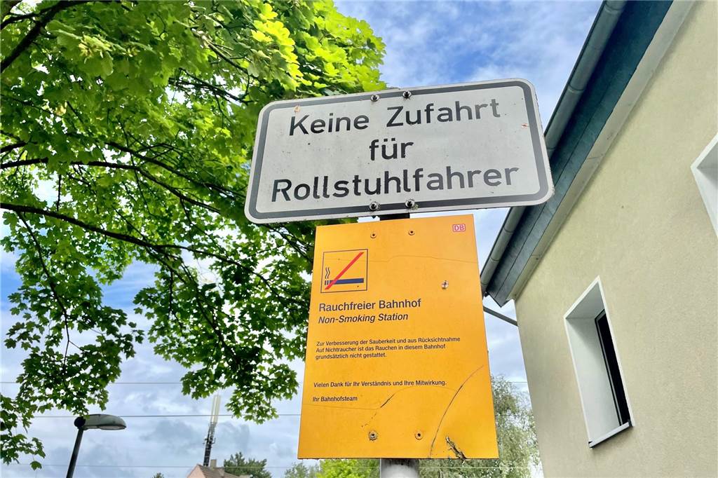Endlich barrierefrei: Die „Treppe des Grauens“ soll verschwinden Schon von weitem erkennbar: Dieser Bahnhof ist nicht barrierefrei.