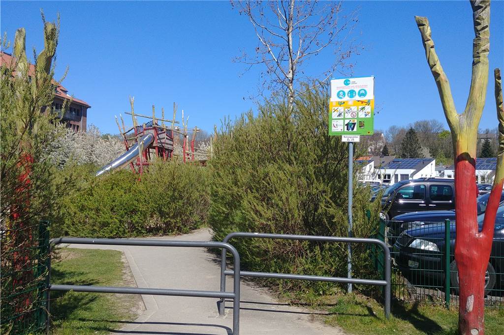 Spielplatz-Check: Der Spielplatz am Phoenix-See bietet viel für Groß und Klein Schon von weitem ist das große Klettergerüst mit der langen Rutsche zu sehen. Der Spielplatz ist von einem Zaun umgeben, je zwei Eisenbügel verhindern, dass sich Radfahrer auf die Anlage verirren.