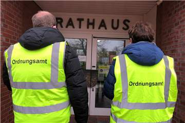 Schon von weitem zu erkennen sind Legdens Ordnungshüter: In Sachen Corona prüfen Julian Sprey und Monika Massing allerdings nur stichprobenartig, ob die Regeln der aktuellen Schutzverordnung eingehalten wird.