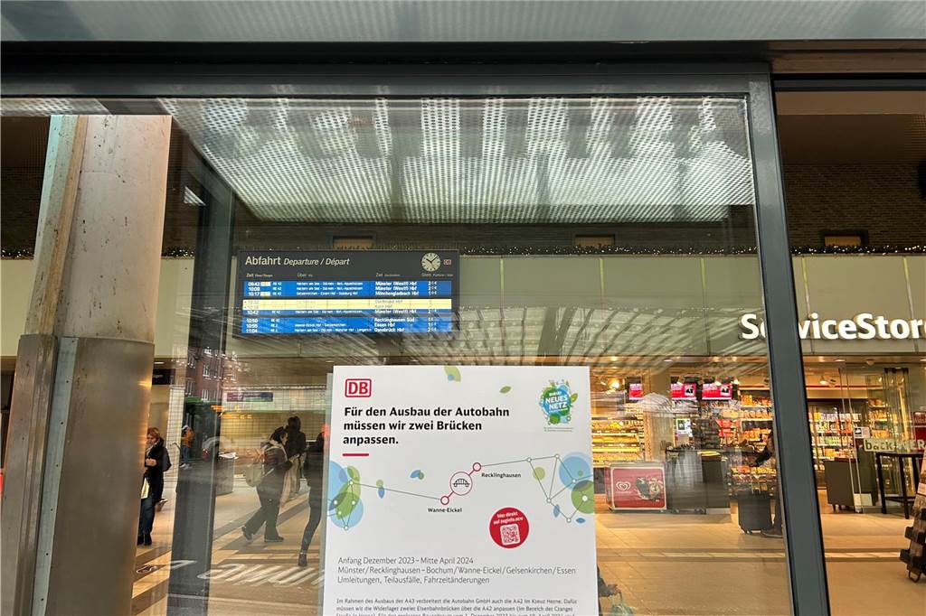 Deutsche Bahn: Ausfälle und Änderungen im Kreis Recklinghausen Auf einem Plakat am Recklinghäuser Hauptbahnhof informiert die Deutsche Bahn über die Bauarbeiten an der Eisenbahnbrücke und ihre Folgen.