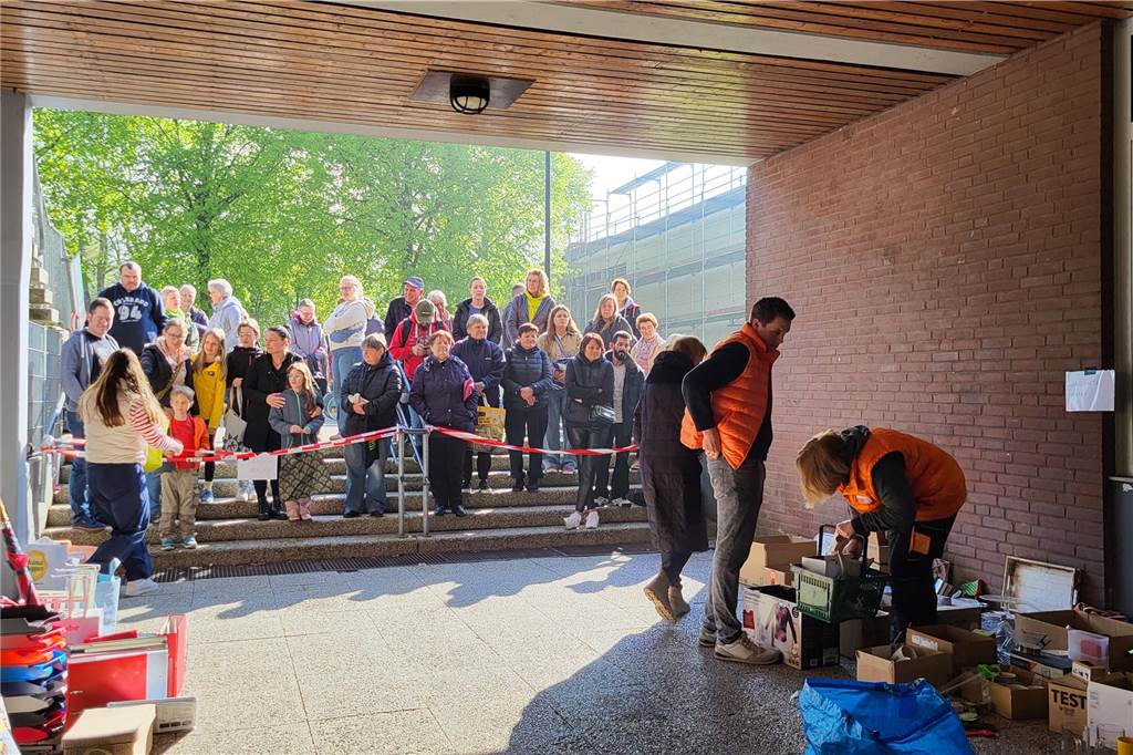Schon vor der Eröffnung warteten viele Besucher an der Absperrung.