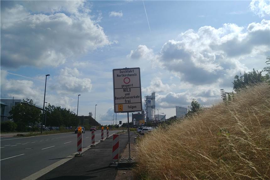 Schon vor der Kreuzung an der Nortkirchenstraße werden die Autofahrer vorgewarnt. Trotzdem versuchen noch viele Fahrer, auf die gesperrte Straße zu fahren.