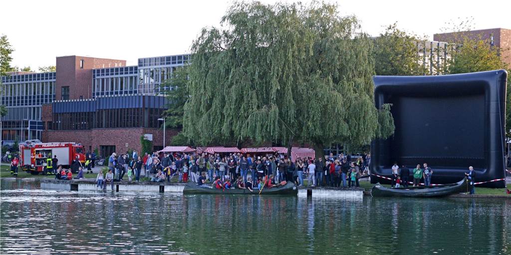 Sommerabend am See: Musik, Kino und Spiele beim Kultursommer Dorsten Menschen am See.